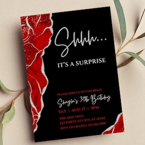 Op de afbeelding: Zwarte uitnodigingskaart met rode bloemaccenten en zilveren glitterranden. De tekst luidt "Shhh... Het is een verrassing" en kondigt Shayla's 30e verjaardag aan, inclusief datum, tijd, locatie en RSVP-informatie.