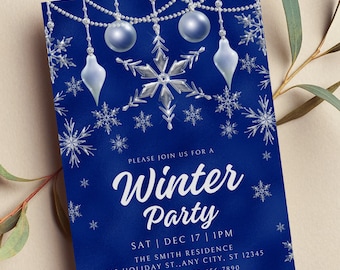 Puede incluir: Una invitación azul con copos de nieve y adornos plateados para una fiesta de invierno el 17 de diciembre a la 1 PM. La residencia Smith se encuentra en 123 Holiday St., Any City, ST 12345. RSVP a Linda al 123-456-7890.