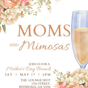 Może przedstawiać: Zaproszenie na brunch z okazji Dnia Matki z tekstem "MOMS AND Mimosas" w kolorze brzoskwiniowo-pomarańczowym. Zaproszenie zawiera datę, godzinę i miejsce wydarzenia. Tło zdobią akwarelowe ilustracje brzoskwiniowych i białych kwiat&oacute;w.