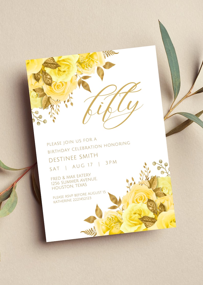 Puede incluir: Una invitaci&oacute;n de cumplea&ntilde;os floral dorada y amarilla con el texto "fifty" en cursiva. La invitaci&oacute;n es para una celebraci&oacute;n de cumplea&ntilde;os en honor a Destinee Smith el s&aacute;bado 17 de agosto a las 3:00 pm en Fred & Max Eatery, 1256 Summer Avenue, Houston, Texas. Por favor, confirma tu asistencia antes del 15 de agosto a Katherine al 2221452123.