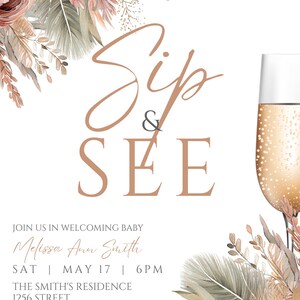 Może przedstawiać: Zaproszenie na baby shower z akwarelowym wzorem kwiatowym w odcieniach r&oacute;żowego, beżowego i zielonego. Tekst brzmi "Sip & See" i zawiera imię dziecka, datę, godzinę i miejsce. Zaproszenie zawiera r&oacute;wnież informacje RSVP i informację, że dziecko jest zarejestrowane w Target.