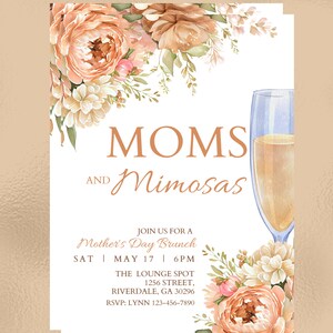 Może przedstawiać: Zaproszenie na brunch z okazji Dnia Matki z tekstem "MOMS and Mimosas" w pomarańczowym kolorze brzoskwiniowym. Zaproszenie zawiera akwarelowy rysunek brzoskwiniowych i białych kwiat&oacute;w oraz kieliszek szampana.