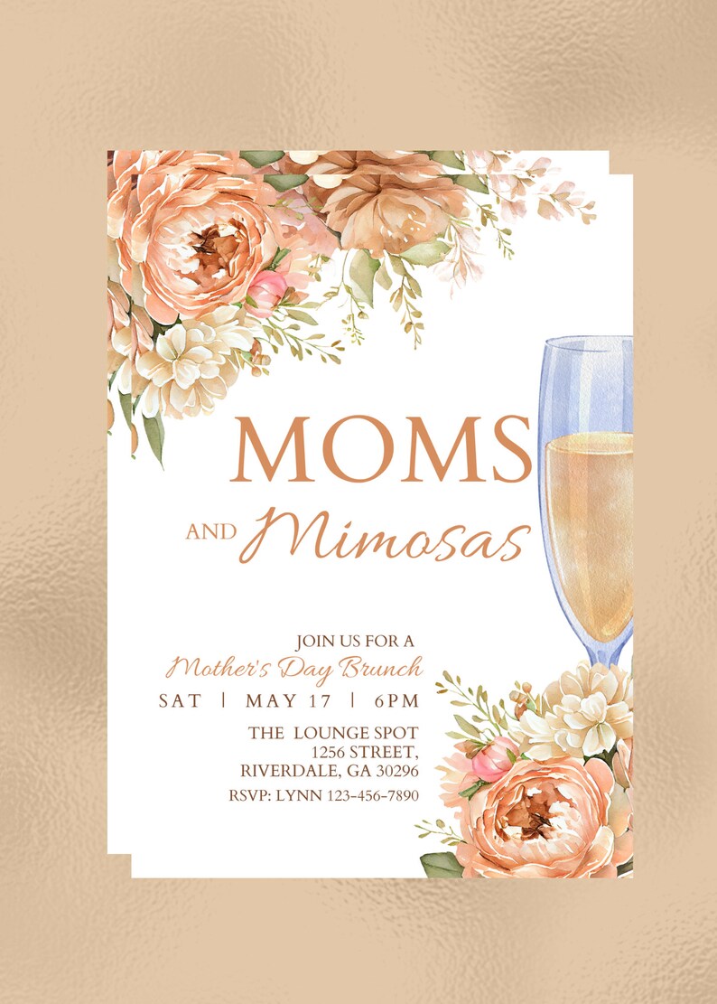 Może przedstawiać: Zaproszenie na brunch z okazji Dnia Matki z tekstem "MOMS and Mimosas" w pomarańczowym kolorze brzoskwiniowym. Zaproszenie zawiera akwarelowy rysunek brzoskwiniowych i białych kwiat&oacute;w oraz kieliszek szampana.