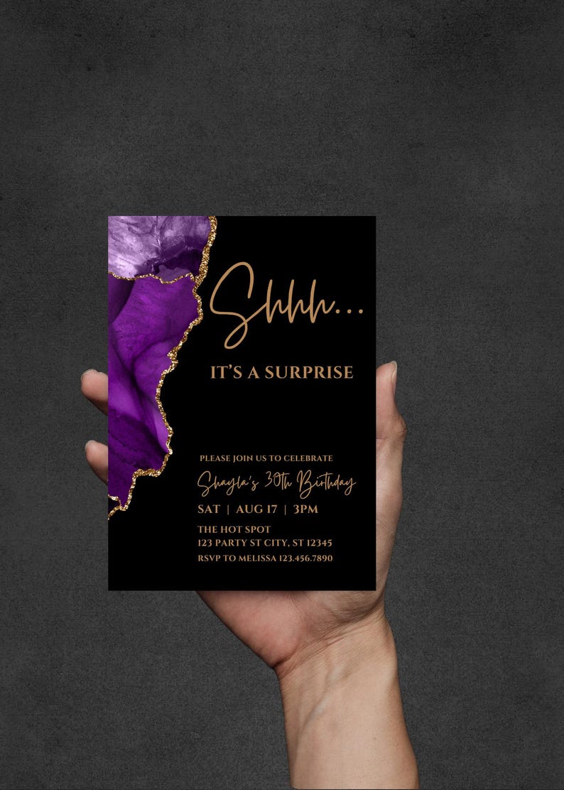 K&ouml;nnte beinhalten: Schwarze Geburtstagseinladung mit lila und goldenen Akzenten. Die Einladung lautet "Shhh... IT'S A SURPRISE" und enth&auml;lt Details f&uuml;r Shaylas 30. Geburtstag.