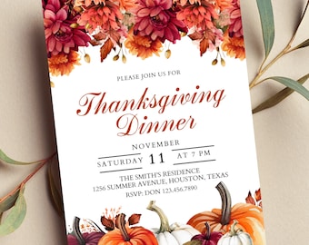 Könnte beinhalten: Einladung zum Thanksgiving-Dinner mit einem floralen Rand aus roten, orangefarbenen und gelben Blumen. Die Einladung hat einen weißen Hintergrund mit schwarzem Text, der lautet: "Bitte schließen Sie sich uns zum Thanksgiving-Dinner an, am 11. November, Samstag um 19:00 Uhr, in der Residenz der Smiths, 1256 Summer Avenue, Houston, Texas, RSVP: Don 123.456.7890". Der untere Teil der Einladung zeigt eine Aquarell-Illustration von Kürbissen in Rot-, Orange- und Weißtönen.