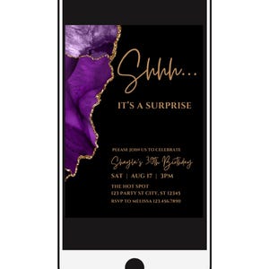 K&ouml;nnte beinhalten: Ein Smartphone zeigt eine digitale Einladung zu Shaylas 30. Geburtstag. Das Design hat einen schwarzen Hintergrund mit lila und goldenen Akzenten. Der Text enth&auml;lt "Shhh... It's a Surprise" und die Eventdetails.