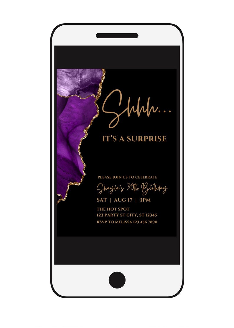 K&ouml;nnte beinhalten: Ein Smartphone zeigt eine digitale Einladung zu Shaylas 30. Geburtstag. Das Design hat einen schwarzen Hintergrund mit lila und goldenen Akzenten. Der Text enth&auml;lt "Shhh... It's a Surprise" und die Eventdetails.