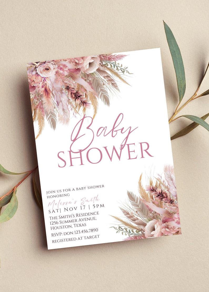 Może przedstawiać: R&oacute;żowe i białe zaproszenie na baby shower z kwiatowym wzorem. Zaproszenie zawiera napis "Baby Shower" i zawiera szczeg&oacute;ły wydarzenia: "Dołącz do nas na baby shower z okazji Melissa's Smith, Sob 17 listopada | 17:00, Rezydencja Smith&oacute;w, 1256 Summer Avenue, Houston, Teksas, RSVP: Don 123.456.7890, Zarejestrowany w Target."