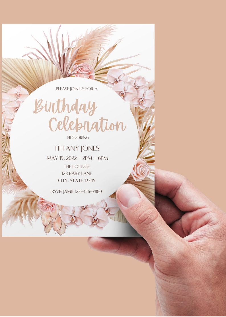 Pode incluir: Um convite branco com um design floral rosa e bege. O texto diz "Por favor, junte-se a n&oacute;s para uma celebra&ccedil;&atilde;o de anivers&aacute;rio em homenagem a Tiffany Jones, 19 de maio de 2022 - 14h00 - 18h00, The Lounge, 123 Baby Lane, City, State 12345, RSVP: Jamie 123-456-7880".