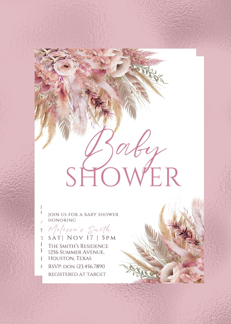 Może przedstawiać: Zaproszenie na baby shower z r&oacute;żowym i białym wzorem kwiatowym. Tekst głosi "Baby Shower" r&oacute;żowym pismem. Zaproszenie zawiera szczeg&oacute;ły wydarzenia, w tym datę, godzinę, miejsce i informacje RSVP.