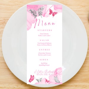 Bewerkbare vlindermenukaartsjabloon, roze en zilveren menukaarten, een kleine vlinder is onderweg Tafelmenu, menukaart verjaardagsdiner