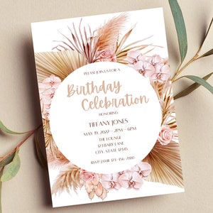 Pode incluir: Um convite branco com um design floral bege e rosa. O texto diz "Por favor, junte-se a n&oacute;s para uma celebra&ccedil;&atilde;o de anivers&aacute;rio em homenagem a Tiffany Jones em 19 de maio de 2022 - 14h00 - 18h00 The Lounge 123 Baby Lane City, State 12345 RSVP: Jamie 123-456-7880"