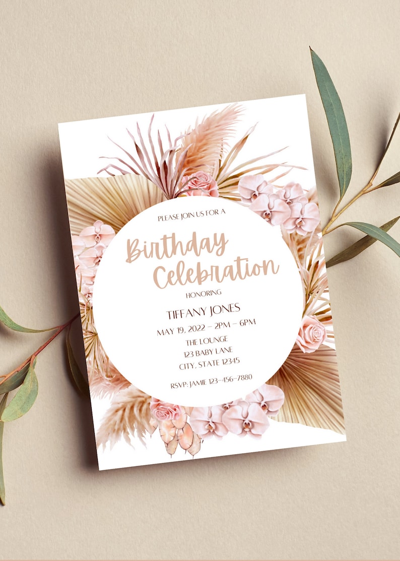 Pode incluir: Um convite branco com um design floral bege e rosa. O texto diz "Por favor, junte-se a n&oacute;s para uma celebra&ccedil;&atilde;o de anivers&aacute;rio em homenagem a Tiffany Jones em 19 de maio de 2022 - 14h00 - 18h00 The Lounge 123 Baby Lane City, State 12345 RSVP: Jamie 123-456-7880"