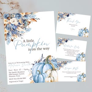 Invitación editable para baby shower con el mensaje "A Little Pumpkin is on the Way", invitación con diseño floral bohemio otoñal de calabaza azul, imprimible o digital