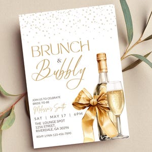 Puede incluir: Una tarjeta de invitación blanca con texto e ilustraciones doradas. Las palabras "BRUNCH & Bubbly" se muestran en una elegante escritura. Se presenta una botella de champán con un lazo dorado y una copa llena. Detalles: nombre de la novia, fecha, hora y lugar.