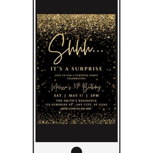 K&ouml;nnte beinhalten: Ein Smartphone zeigt eine digitale Einladung zu einer &Uuml;berraschungs-30. Geburtstagsfeier. Das Design zeigt goldene Glitzerakzente auf schwarzem Hintergrund, mit den Worten "Shhh... It's a Surprise" in eleganter Schrift.