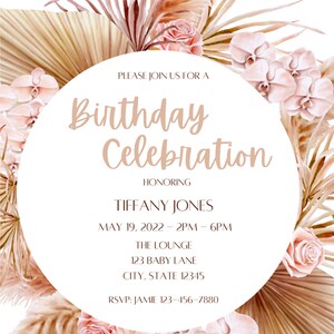 Pode incluir: Um convite de anivers&aacute;rio branco e bege com um c&iacute;rculo no centro. O c&iacute;rculo cont&eacute;m o texto "Por favor, junte-se a n&oacute;s para uma celebra&ccedil;&atilde;o de anivers&aacute;rio" e os detalhes do evento. O fundo &eacute; decorado com folhas de palmeira secas, grama de pampas e orqu&iacute;deas cor-de-rosa.