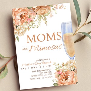Może przedstawiać: Kwiatowe zaproszenie na brunch z okazji Dnia Matki z tekstem "MOMS AND Mimosas" w kolorze brzoskwiniowo-pomarańczowym. Zaproszenie zawiera datę, godzinę i miejsce wydarzenia.