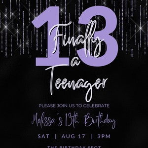 Pu&ograve; includere: Un invito di compleanno nero con un "13" lavanda e le parole "Finally a Teenager" in corsivo bianco. L'invito include i dettagli per il 13&deg; compleanno di Melissa, tra cui data, ora e luogo.