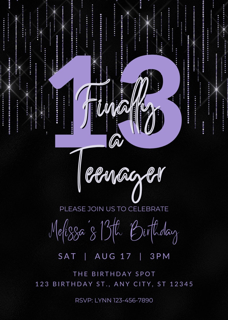 Pu&ograve; includere: Un invito di compleanno nero con un "13" lavanda e le parole "Finally a Teenager" in corsivo bianco. L'invito include i dettagli per il 13&deg; compleanno di Melissa, tra cui data, ora e luogo.