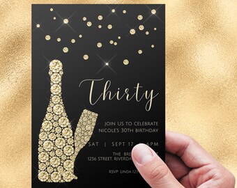 Può includere: Un invito di compleanno nero e dorato con una bottiglia di champagne e un bicchiere fatti di diamanti scintillanti. Il testo "Thirty" è scritto in un carattere dorato. L'invito recita "Join us to celebrate Nicole's 30th Birthday, Sat Sept 17, 6 PM, The Bre, 1256 Street, Riverda, RSVP: Linda 123".