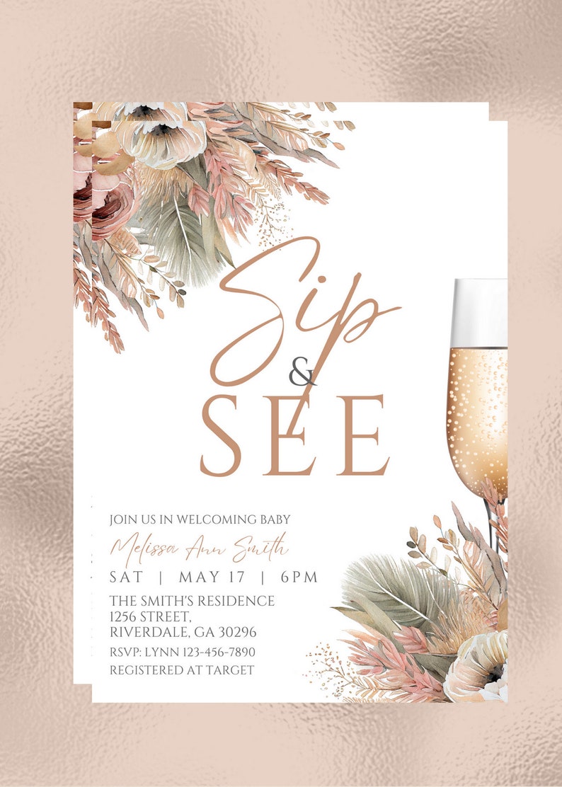 Może przedstawiać: Zaproszenie na baby shower z kwiatowym wzorem i kieliszkiem szampana. Zaproszenie zawiera napis "Sip & See" oraz imię dziecka, Melissa Ann Smith, datę i godzinę imprezy oraz miejsce. Zawiera r&oacute;wnież informacje dotyczące RSVP.