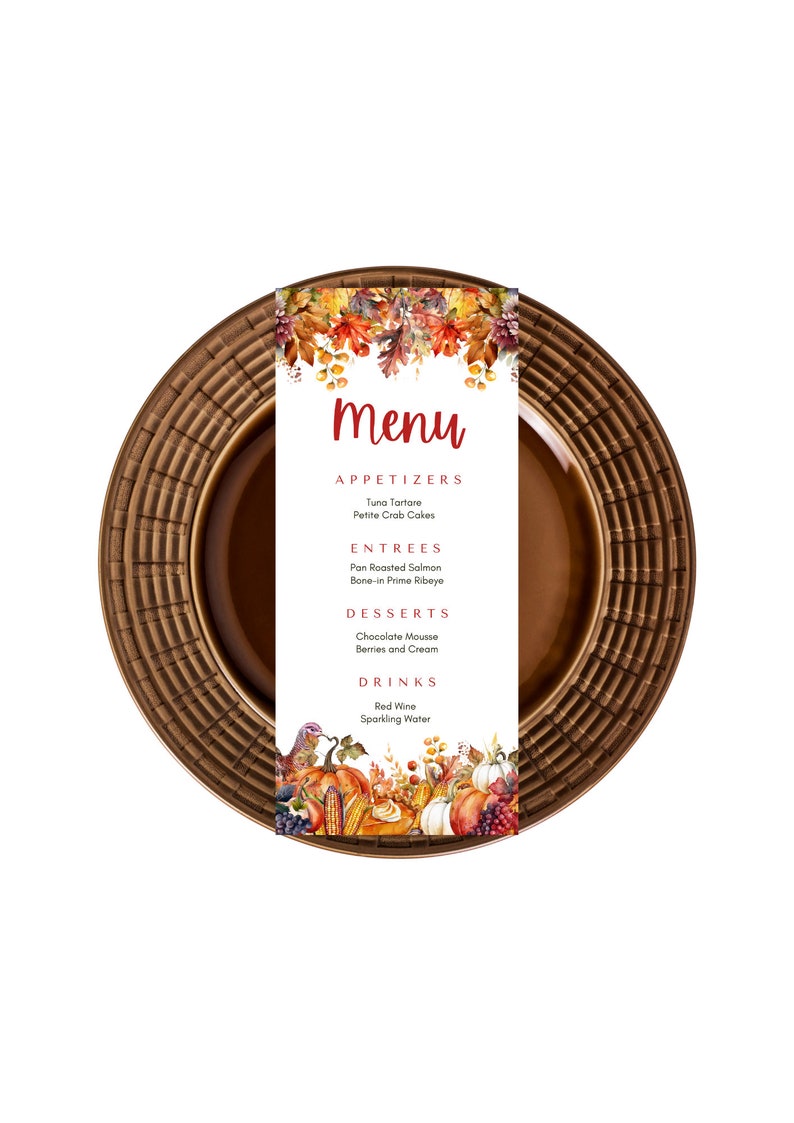 Pu&ograve; includere: Un piatto marrone con un motivo intrecciato attorno al bordo. Un menu con tema autunnale &egrave; posizionato sopra il piatto. Il menu presenta un'illustrazione ad acquerello di foglie autunnali e zucche. Il menu elenca antipasti, piatti principali, dessert e bevande.