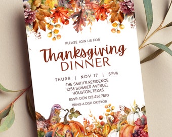 Puede incluir: Invitación a una cena de Acción de Gracias con una ilustración de acuarela de hojas de otoño, calabazas, maíz, uvas y un pavo. El texto dice "Por favor, únase a nosotros para la cena de Acción de Gracias, Jue | 17 de nov | 17:00, La residencia de los Smith, 1256 Summer Avenue, Houston, Texas, RSVP: Don 123.456.7890, Traiga un plato o BYOB."