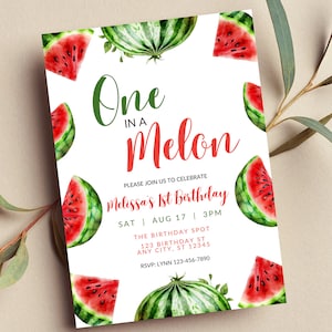 Puede incluir: Una tarjeta de invitación blanca con un tema de sandía. El texto "One in a Melon" se muestra en escritura verde y roja. La invitación incluye detalles para el 1er cumpleaños de Melissa, con ilustraciones de rodajas de sandía.