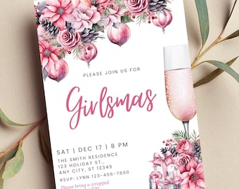 Puede incluir: Una invitación a una fiesta de Navidad rosa y blanca con un diseño floral y una copa de champán. La invitación dice "Por favor, únase a nosotros para Girlsmas" e incluye la fecha, la hora, la ubicación y la información de RSVP. También dice "Por favor, traiga un regalo envuelto de menos de 20 €".