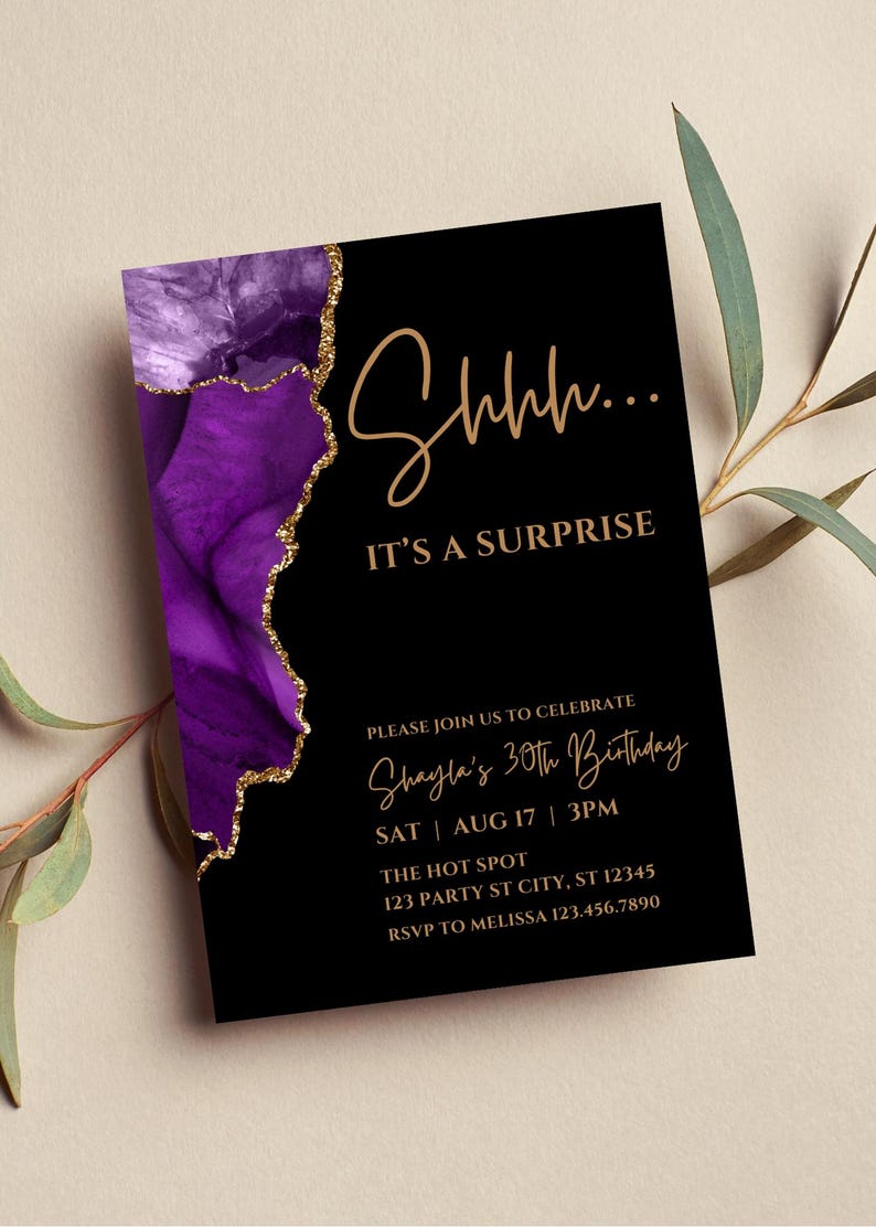 K&ouml;nnte beinhalten: Schwarze Einladungskarte mit lila und goldenem Design. Der Text lautet "Shhh... IT'S A SURPRISE" und Details f&uuml;r Shaylas 30. Geburtstag am 17. August um 15:00 Uhr.