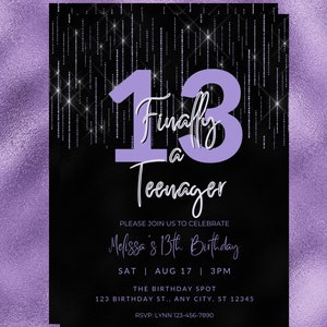 Pu&ograve; includere: Invito di compleanno viola e nero con la scritta "13 Finalmente un adolescente". L'invito include i dettagli per il 13&deg; compleanno di Melissa, tra cui data, ora e luogo. Lo sfondo &egrave; viola strutturato.