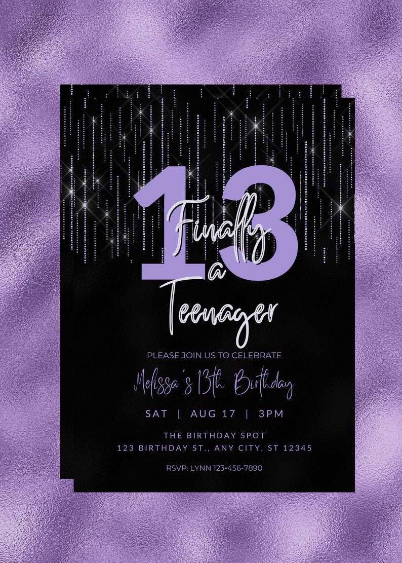 Pu&ograve; includere: Invito di compleanno viola e nero con la scritta "13 Finalmente un adolescente". L'invito include i dettagli per il 13&deg; compleanno di Melissa, tra cui data, ora e luogo. Lo sfondo &egrave; viola strutturato.