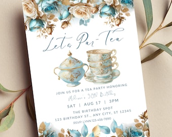 Op de afbeelding: Een uitnodiging voor een theepartij met een blauw en gouden bloemenontwerp. De uitnodiging luidt "Let's Par-Tea" en bevat de tekst "Join us for a tea party honoring Melissa's 30th Birthday. Sat Aug 17 | 3pm The Birthday Spot 123 Birthday St., Any City, ST 12345 RSVP: Lynn 123-456-7890"
