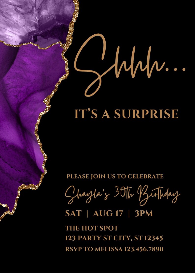 K&ouml;nnte beinhalten: Schwarze Geburtstagseinladung mit lila und goldenen Akzenten. Der Text "Shhh... IT'S A SURPRISE" ist in goldener Schrift gehalten. Die Einladung enth&auml;lt Details f&uuml;r Shaylas 30. Geburtstag, einschlie&szlig;lich Datum, Uhrzeit und Ort.