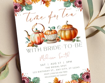 Może przedstawiać: Zaproszenie na wieczór panieński w jesiennym stylu z czajnikiem i dyniami ozdobionymi kwiatowymi akcentami. Tekst brzmi "Time for tea with bride-to-be Melissa Smith".