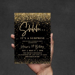 K&ouml;nnte beinhalten: Schwarze und goldene &Uuml;berraschungsparty-Einladung mit dem Text "Shhh... IT'S A SURPRISE". Die Einladung ist f&uuml;r Melissas 30. Geburtstag, mit Datum, Uhrzeit und Ort. Das Design zeigt goldenen Glitzer.