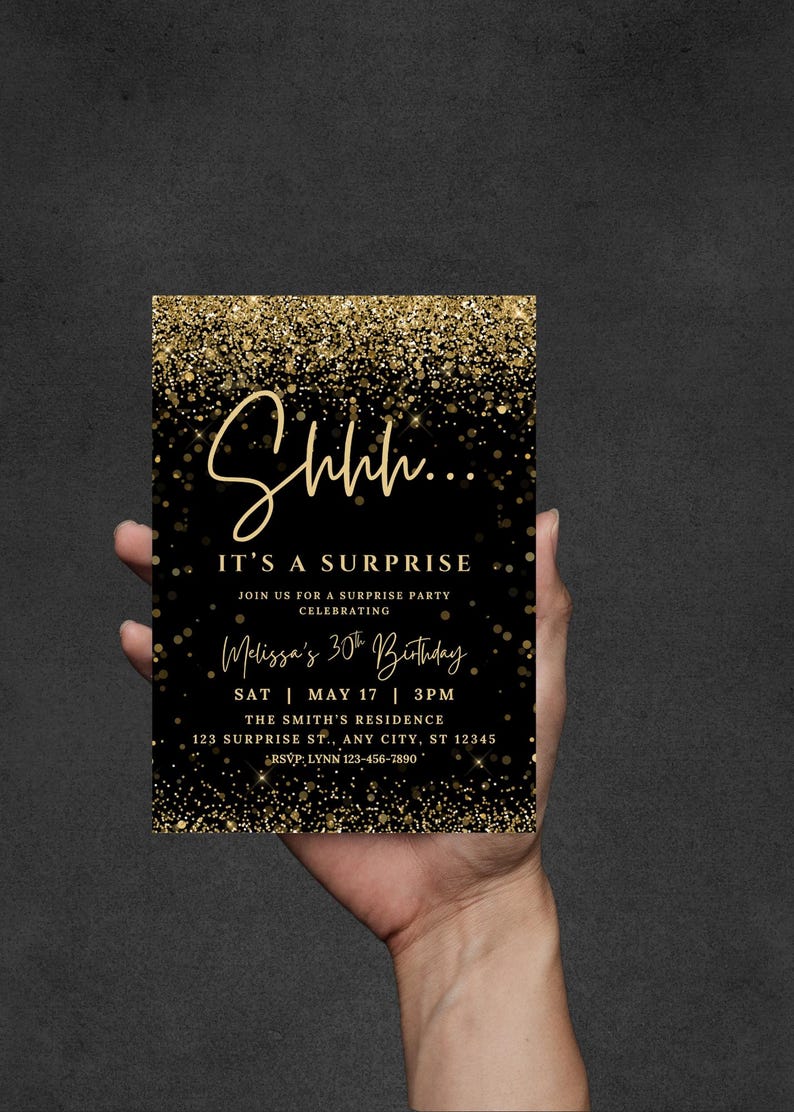 K&ouml;nnte beinhalten: Schwarze und goldene &Uuml;berraschungsparty-Einladung mit dem Text "Shhh... IT'S A SURPRISE". Die Einladung ist f&uuml;r Melissas 30. Geburtstag, mit Datum, Uhrzeit und Ort. Das Design zeigt goldenen Glitzer.