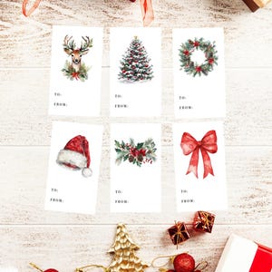 Può includere: Sei etichette regalo di Natale stampabili con illustrazioni ad acquerello. Le etichette raffigurano un cervo, un albero di Natale, una ghirlanda, un cappello di Babbo Natale, un ramo di agrifoglio e un fiocco rosso. Ogni etichetta ha le parole "A:" e "Da:" stampate su di essa.