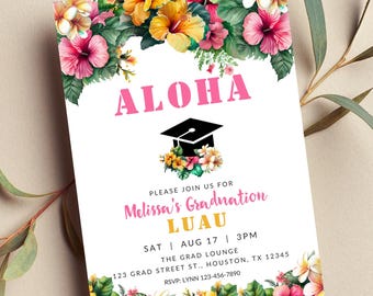 Puede incluir: Una invitación a una fiesta de graduación con temática Aloha con flores de hibisco rosas y amarillas, un gorro de graduación y el texto "Aloha", "Please join us for Melissa's Gradnation Luau", "Sat Aug 17 | 3pm", "The Grad Lounge", "123 Grad Street St., Houston, TX 12345" y "RSVP: Lynn 123-456-7890".
