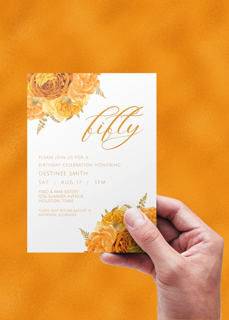 K&ouml;nnte beinhalten: Eine wei&szlig;e Einladungskarte mit goldenen Lettern und einem floralen Design. Der Text lautet "fifty" und enth&auml;lt Details f&uuml;r eine Geburtstagsfeier zu Ehren von Destinee Smith. Die Veranstaltung findet am Samstag, den 17. August um 15:00 Uhr im Fred & Max Eatery, 1256 Summer Avenue, Houston, Texas statt. Bitte melde dich bis zum 15. August bei Katherine unter 2221452123 an.