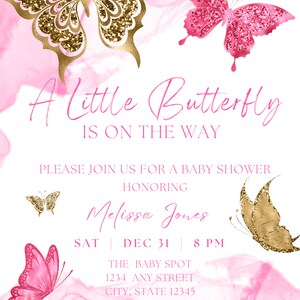 Op de afbeelding: Een roze en gouden babyborrel uitnodiging met vlinders en de tekst "A Little Butterfly Is On The Way". De uitnodiging bevat de datum, tijd en locatie van de borrel, evenals de naam van de genodigde, Melissa Jones. Het bevat ook informatie over RSVP en waar je cadeaus kunt registreren.