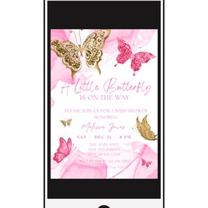 Op de afbeelding: Een roze en gouden babyshower-uitnodiging met een vlinderontwerp. De tekst luidt "A Little Butterfly Is On The Way" en bevat de datum, tijd en locatie van het evenement. RSVP-informatie is ook inbegrepen.