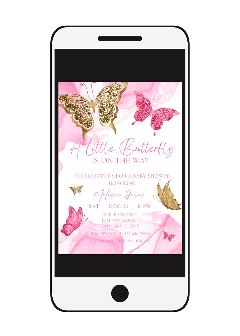 Op de afbeelding: Een roze en gouden babyshower-uitnodiging met een vlinderontwerp. De tekst luidt "A Little Butterfly Is On The Way" en bevat de datum, tijd en locatie van het evenement. RSVP-informatie is ook inbegrepen.
