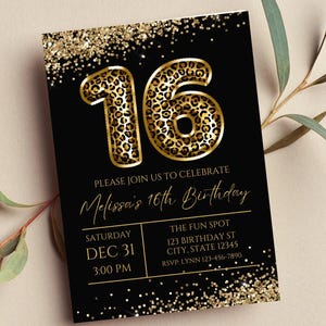 Può includere: Invito nero e dorato con un 16 a stampa leopardata per una festa di compleanno di 16 anni. L'invito include la data, l'ora e il luogo della festa. Sono incluse anche le informazioni RSVP.