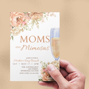 Może przedstawiać: Zaproszenie na brunch z okazji Dnia Matki z tekstem "MOMS and Mimosas" w pomarańczowym kolorze brzoskwiniowym. Zaproszenie zawiera datę, godzinę, miejsce i informacje RSVP.