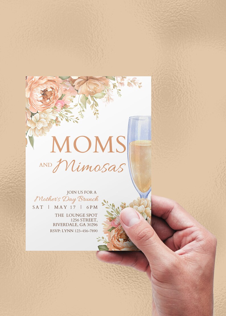 Może przedstawiać: Zaproszenie na brunch z okazji Dnia Matki z tekstem "MOMS and Mimosas" w pomarańczowym kolorze brzoskwiniowym. Zaproszenie zawiera datę, godzinę, miejsce i informacje RSVP.