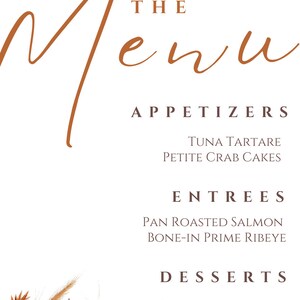 Op de afbeelding: Een menu met een herfstthema met gedroogde bloemen en grassen. Het menu bevat voorgerechten, hoofdgerechten, desserts en dranken. De voorgerechten zijn tonijn-tartaar en kleine krabkoekjes. De hoofdgerechten zijn gebakken zalm en prime rib met bot. De desserts zijn chocolademousse en bessen met room. De dranken zijn rode wijn en bruiswater.