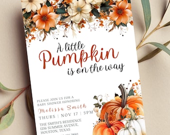 Könnte beinhalten: Eine weiße Karte mit einem floralen Rand und einem Kürbis-Motiv. Der Text lautet "A little Pumpkin is on the way." Die Karte enthält auch Details für eine Babyparty zu Ehren von Melissa Smith, einschließlich Datum, Uhrzeit, Ort und RSVP-Informationen.