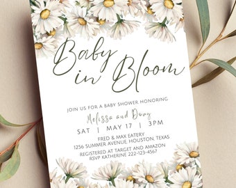 Può includere: Un invito a un baby shower bianco con un bordo floreale di margherite bianche. Il testo recita "Baby Bloom" in un carattere corsivo. L'invito è per il baby shower di Melissa e Doug sabato 17 maggio alle 15:00 presso Fred & Max Eatery, 1256 Summer Avenue, Houston, Texas. La coppia è registrata presso Target e Amazon. RSVP a Katherine al 222-123-4567.